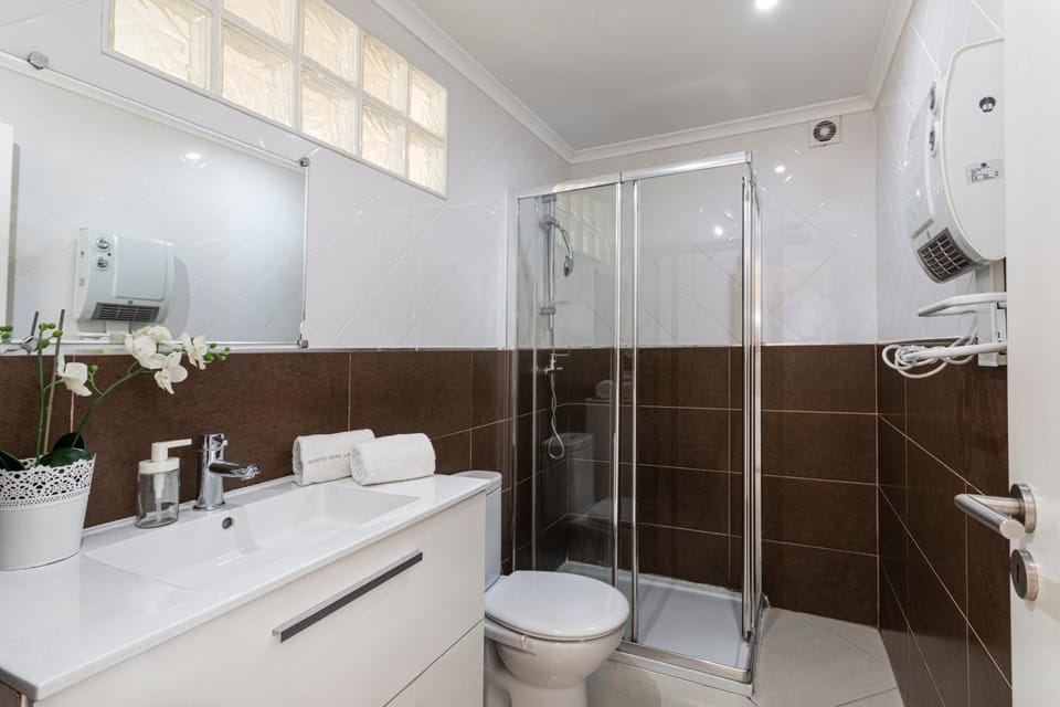 Budget Beach Center B5 Apartment in Guia