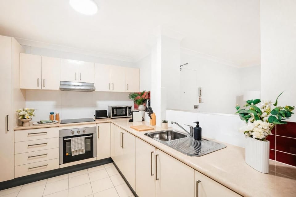 Kitchen or kitchenette, Photo of the whole room, microwave, oven, stove