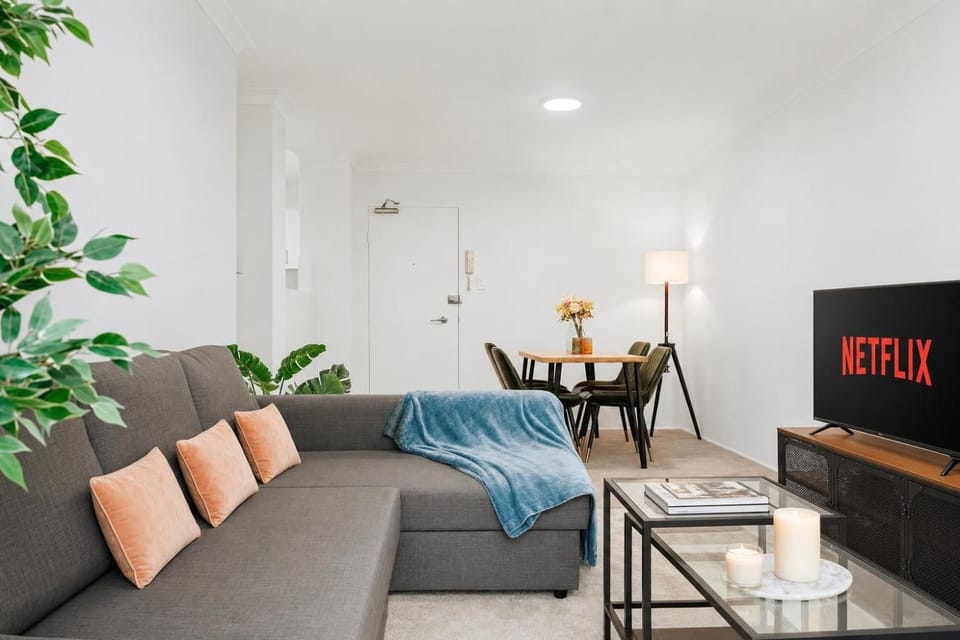 Property building, Communal lounge/ TV room, TV and multimedia, Living room, Photo of the whole room, Seating area, Dining area
