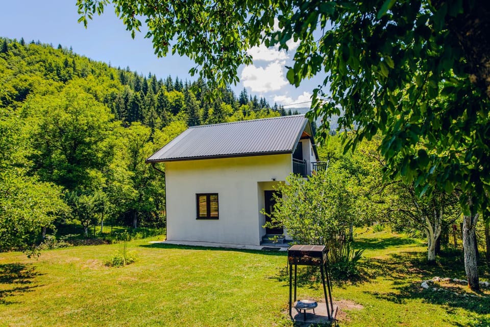 Property building, Spring, Day, Natural landscape, BBQ facilities, Garden, Garden view, Mountain view