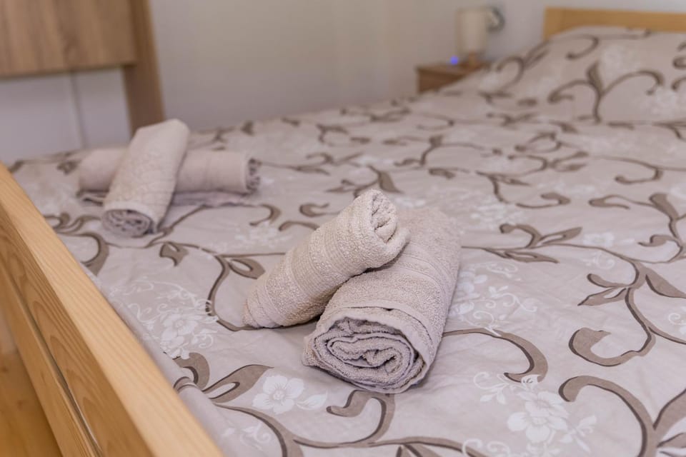 Bed, Photo of the whole room, Bedroom, towels