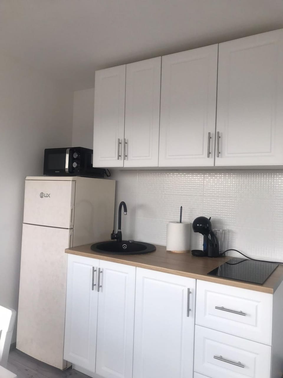 Coffee/tea facilities, Kitchen or kitchenette, stove