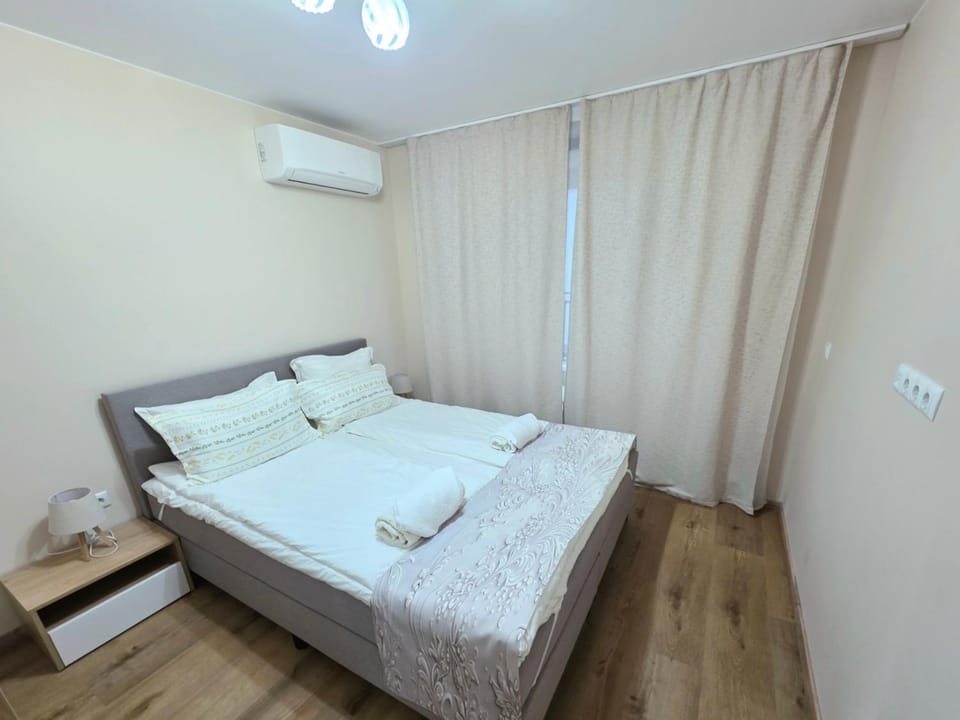 Bed, Photo of the whole room, Bedroom, flat iron, furniture, heating, internet, towels, wardrobe, air conditioner