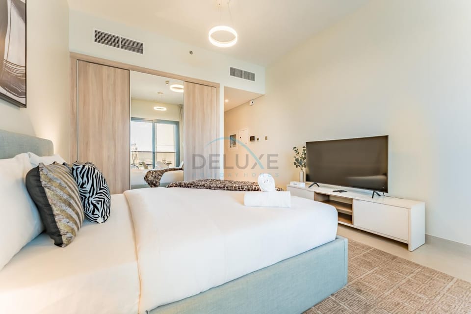 Bed, TV and multimedia, Seating area, Bedroom