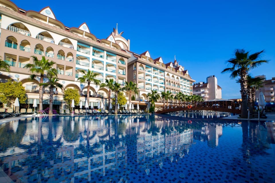 Property building, Nearby landmark, Day, Pool view, Swimming pool, Swimming pool, sunbed
