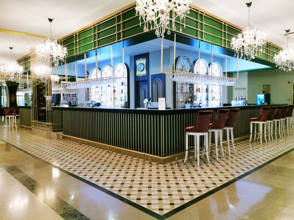 Restaurant/places to eat, Lounge or bar