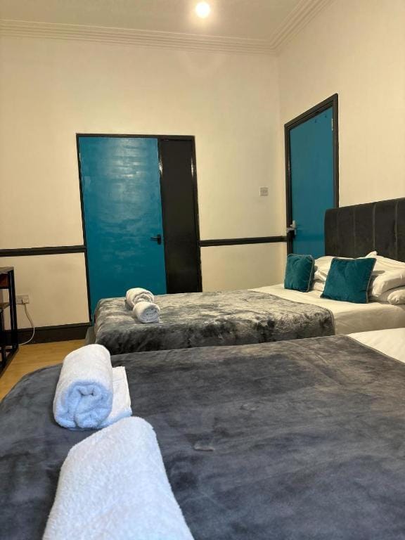 Bed, Bedroom, towels