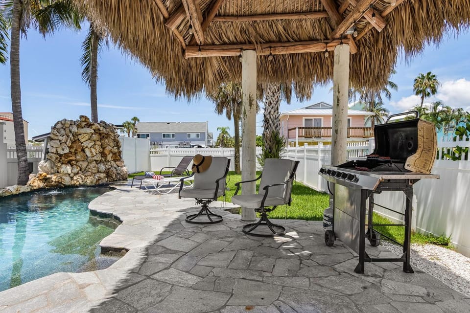 A short walk to Sun & Sand, Coastal Beach Home with Pool - FMB - Aqua Falls - Roelens House in Estero Island