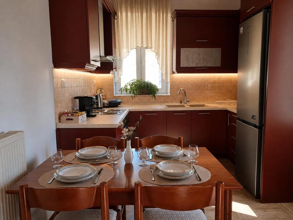 Coffee/tea facilities, Kitchen or kitchenette, Dining area, minibar, stove