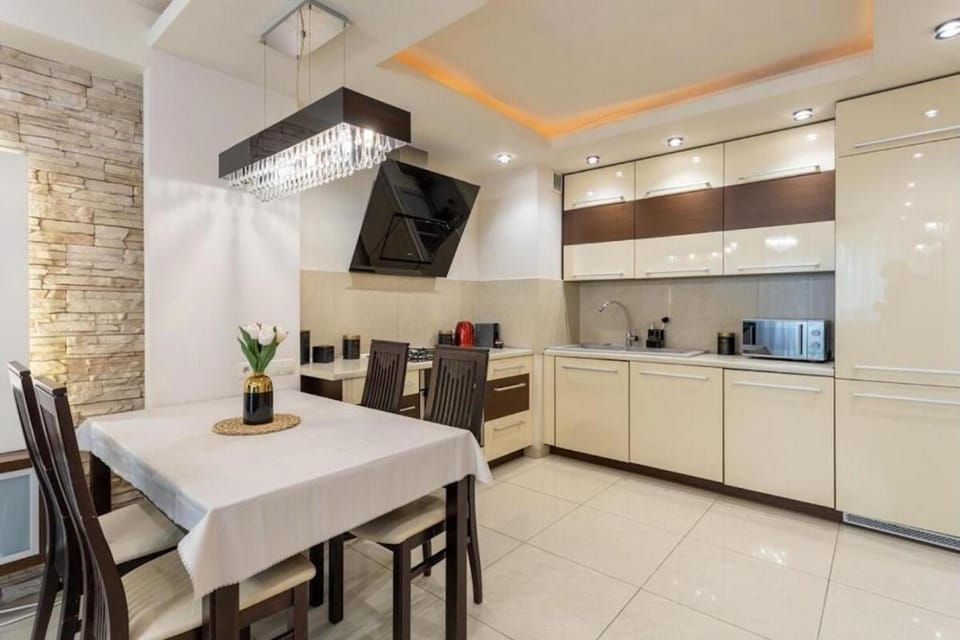 Kitchen or kitchenette, Seating area, stove