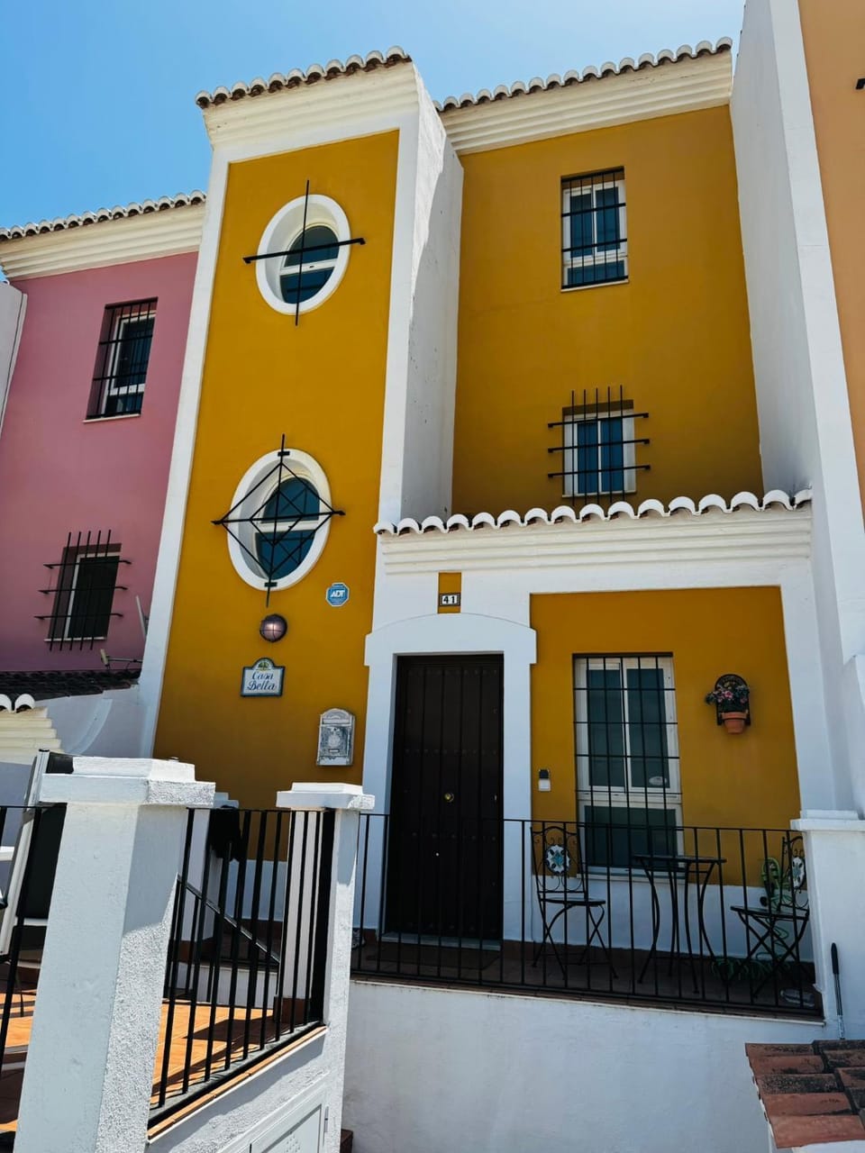 Property building, Day, Balcony/Terrace