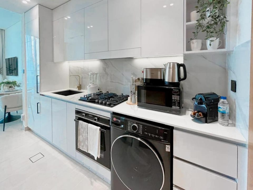 Lavish Studio Apt in Binghatti Azure - Pool & Gym Apartment in Dubai