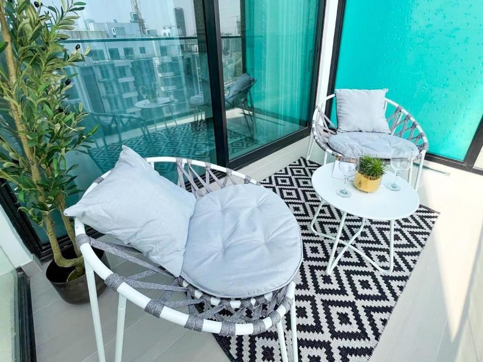 Lavish Studio Apt in Binghatti Azure - Pool & Gym Apartment in Dubai