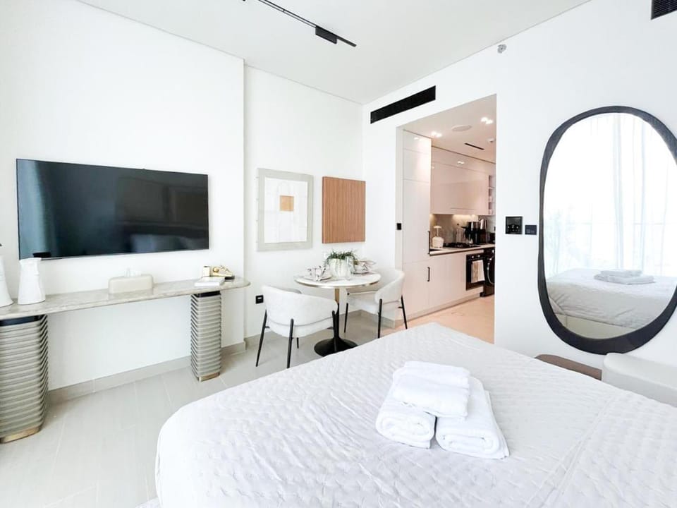 Lavish Studio Apt in Binghatti Azure - Pool & Gym Apartment in Dubai