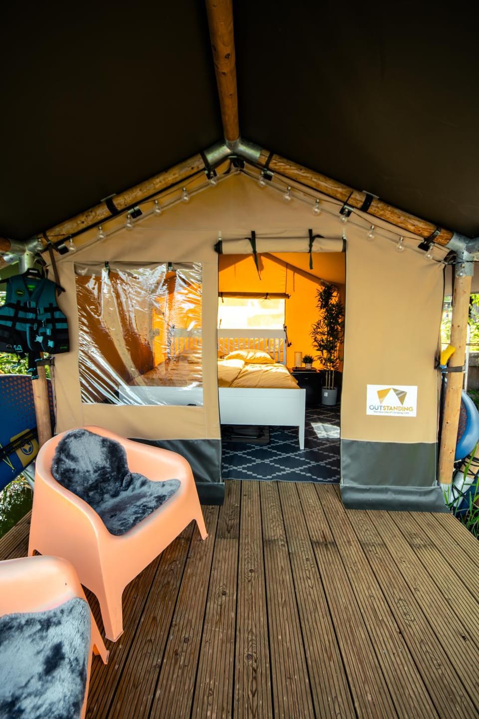 Bed, Photo of the whole room, Seating area, Bedroom