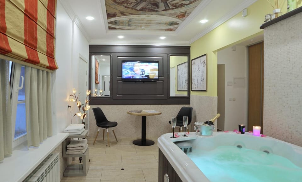 Hot Tub, Other, Photo of the whole room