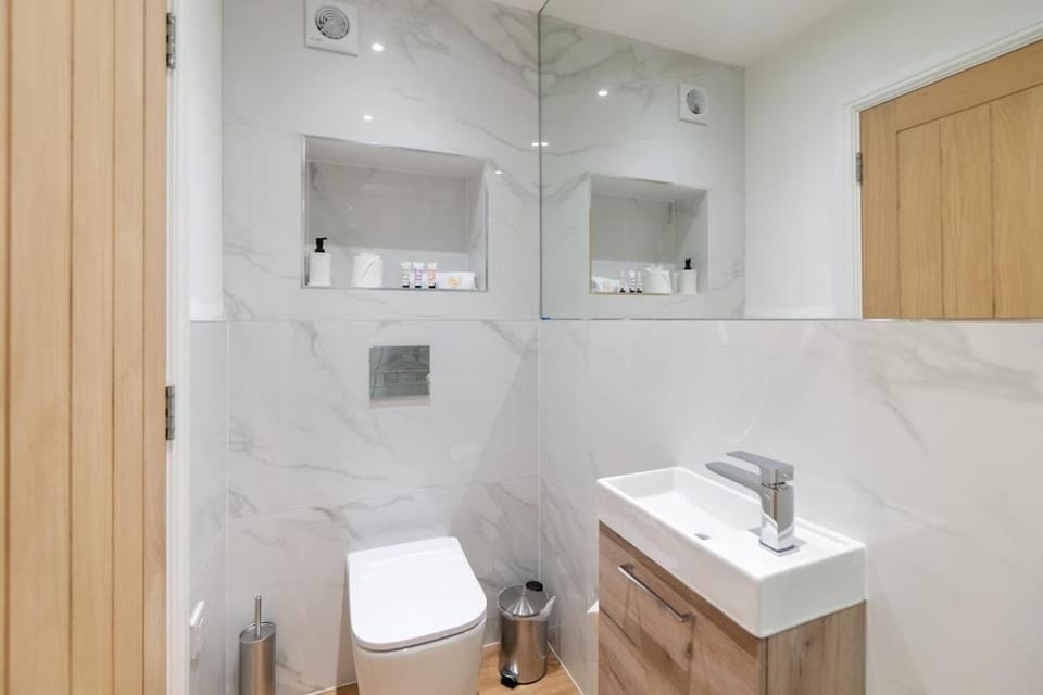 Modern 2-Bedroom Apartment in Prime Location # 1 Apartment in Charnwood