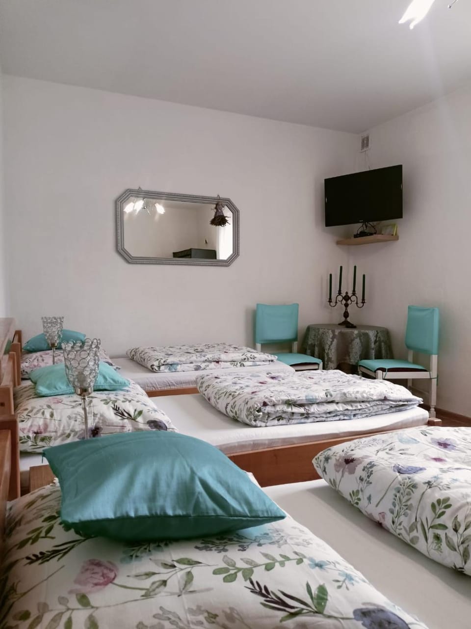 Bed, TV and multimedia, Photo of the whole room, Bedroom