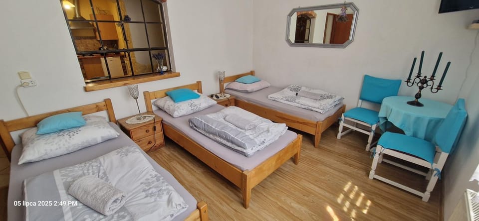 Bed, TV and multimedia, Bedroom