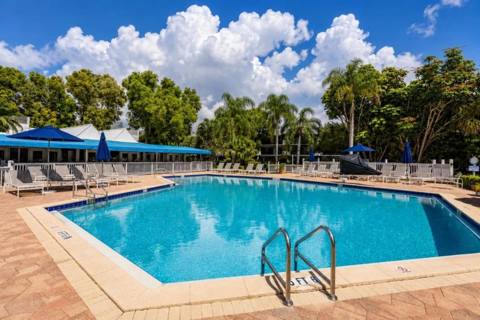 Park Shore Resort Deluxe Condo, water views 232 House in Naples