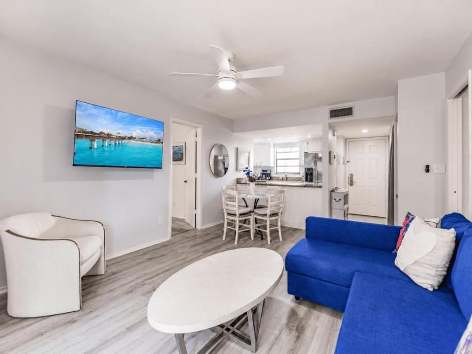 Park Shore Resort Deluxe Condo, water views 232 House in Naples