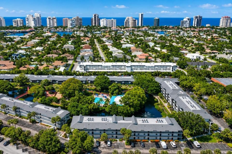 Park Shore Resort Deluxe Condo, water views 232 House in Naples