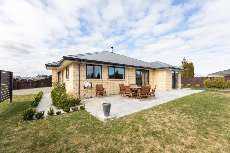 Property building, Patio, Spring, Day, Garden, Garden view