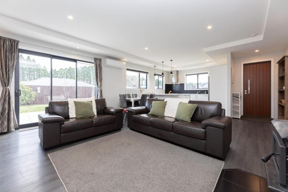 Kitchen or kitchenette, Living room, Seating area