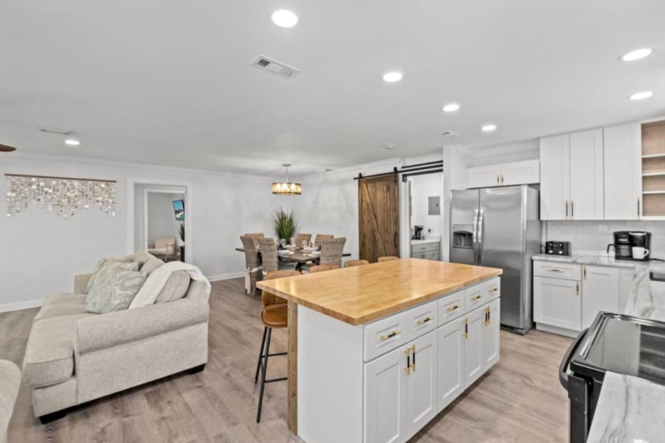 Cape Calm w Private Pool Hot Tub Indoor and Outdoor Game Areas House in Laguna Beach