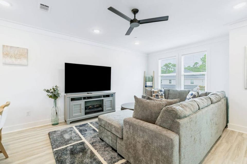 Communal lounge/ TV room, TV and multimedia, Living room, Seating area