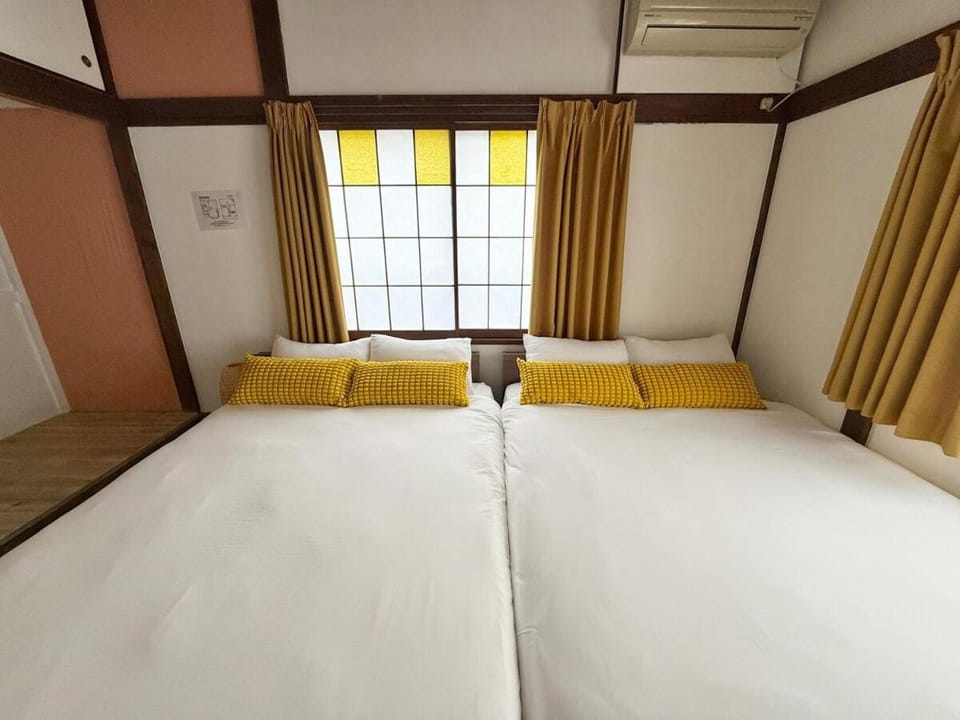 Cozy Private House, 3BR, 5Double Beds, 75inchTV, Free Parking, Tokyo Disney Land, Makuhari, Quiet, Vintage House Cortile of HIMAWARI Apartment in Chiba Prefecture