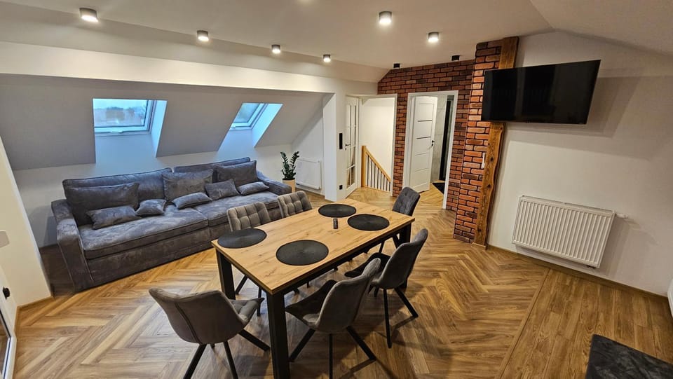 Communal lounge/ TV room, TV and multimedia, Living room, Seating area, Dining area, Evening entertainment