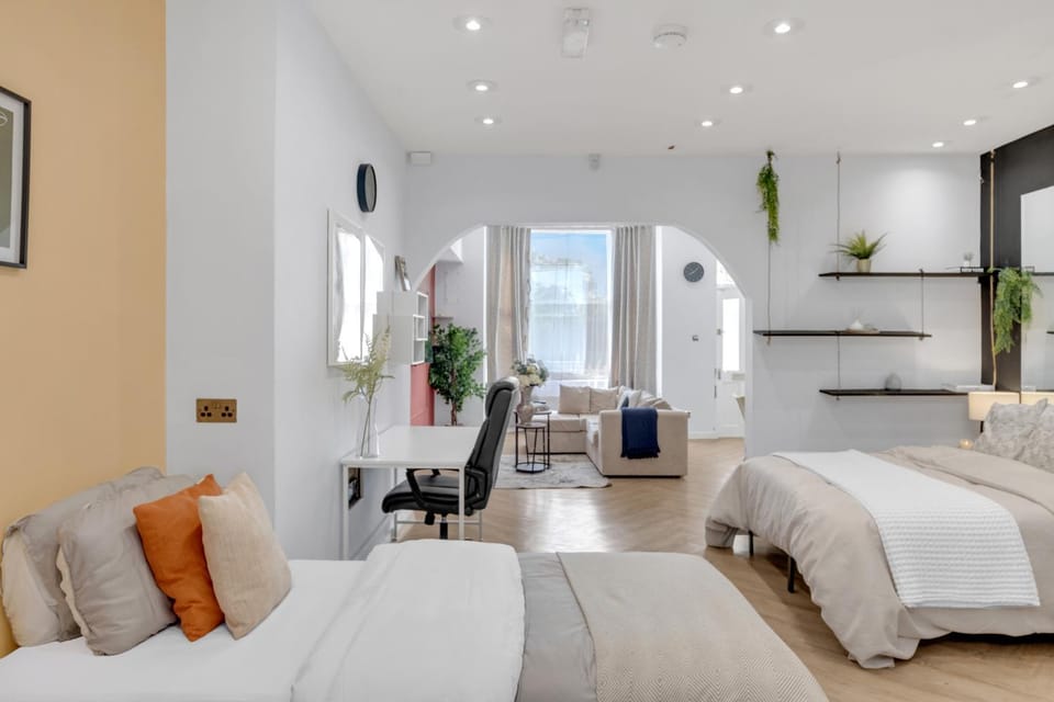 Tourist Best Find in Portsmouth-Centrally Located, Pool Table Apartment in Portsmouth