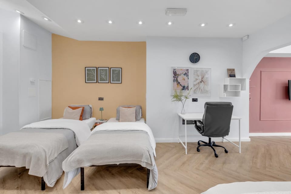 Tourist Best Find in Portsmouth-Centrally Located, Pool Table Apartment in Portsmouth