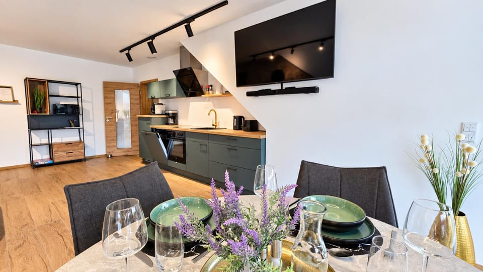 Kitchen or kitchenette, Food and drinks, Dining area, Food, Drinks, oven