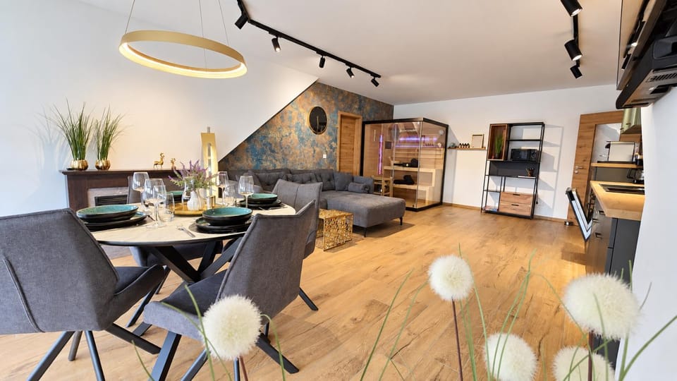 Coffee/tea facilities, Kitchen or kitchenette, Living room, Food and drinks, Seating area, Dining area, Food, oven