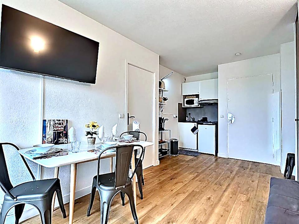 Dolce Vita II - DisneyLand & Paris - 5 mins to Train Station Apartment in Chelles