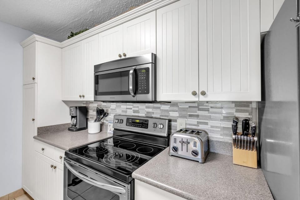 3 bed3 bath Hilton Head Haven walk to beach House in South Forest Beach