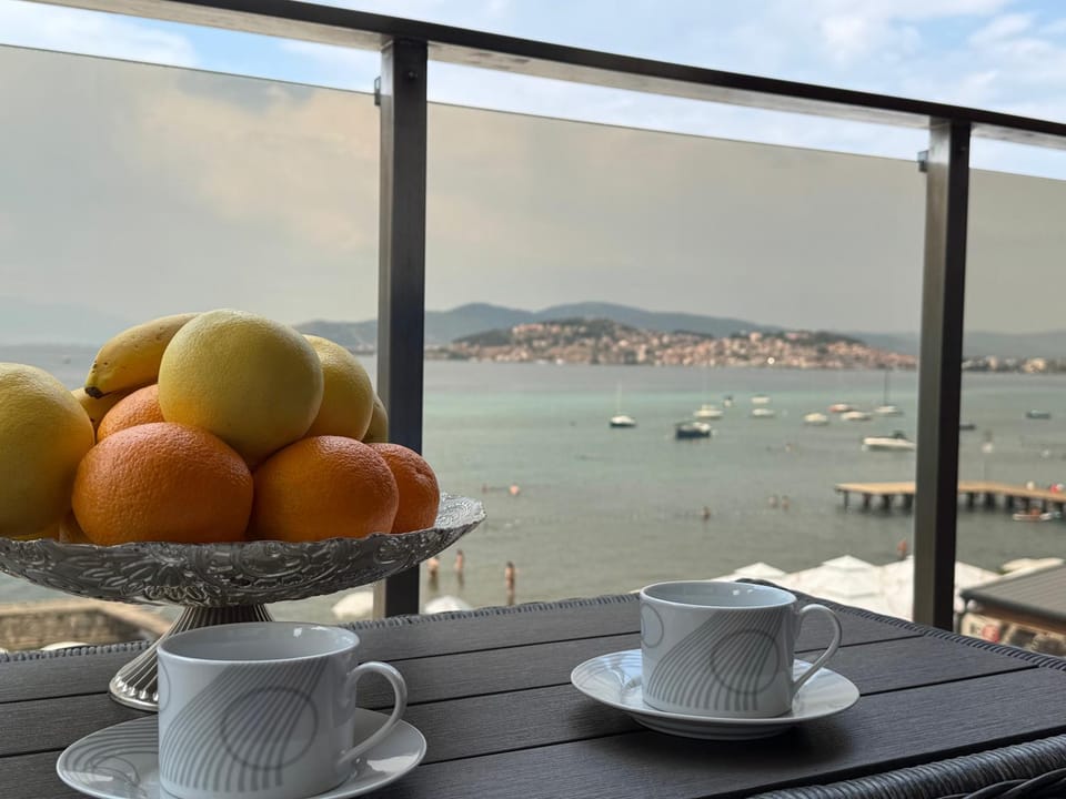 Coffee/tea facilities, Balcony/Terrace, Lake view