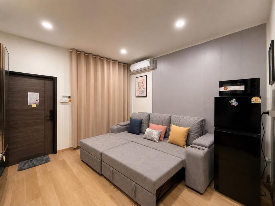Bed, TV and multimedia, Living room, Photo of the whole room, Seating area