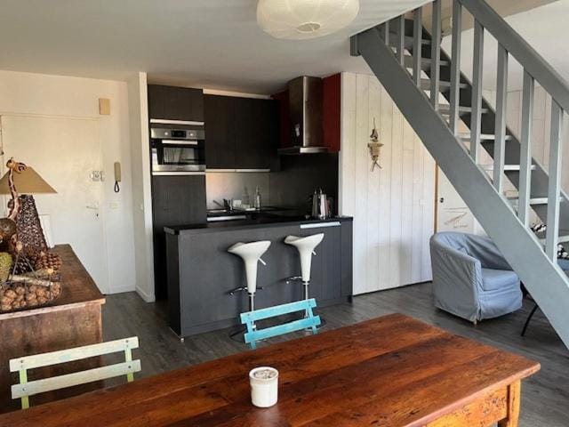Kitchen or kitchenette, minibar