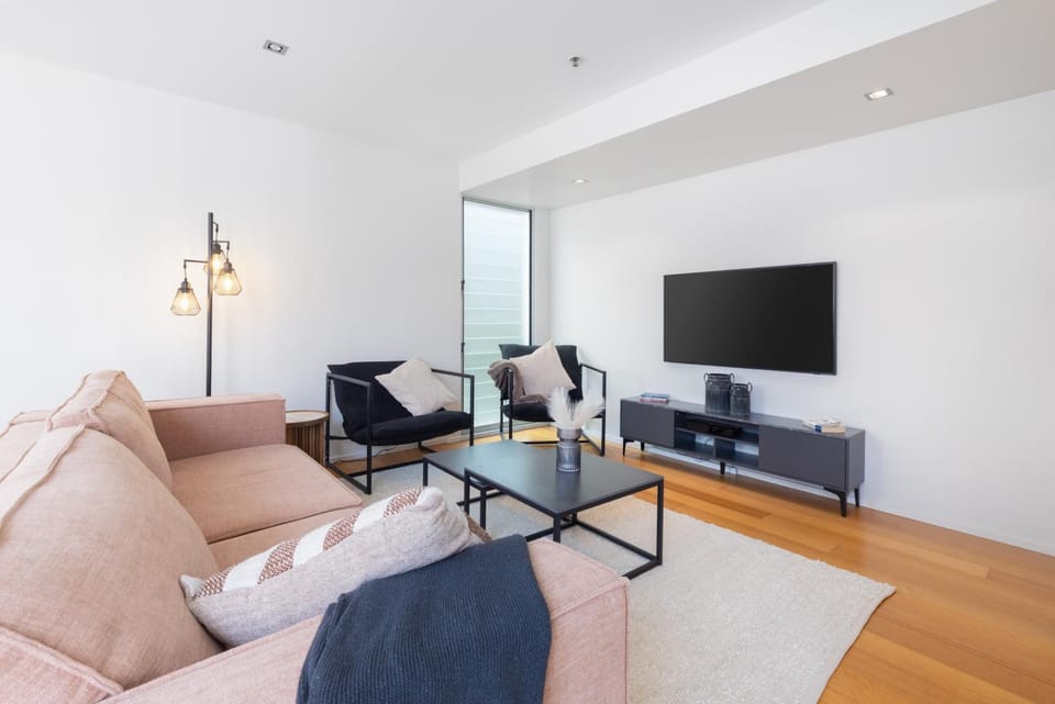 Communal lounge/ TV room, TV and multimedia, Living room, Seating area, Evening entertainment, internet