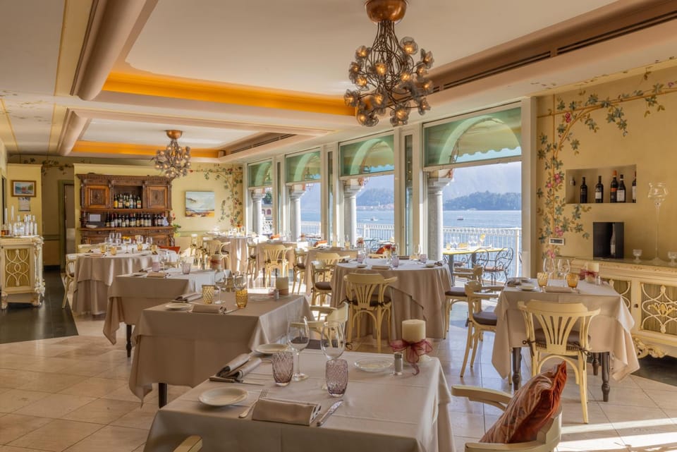 Restaurant/places to eat, Natural landscape, Living room, Seating area, Lake view