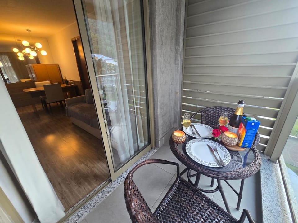 Communal lounge/ TV room, Living room, Garden view