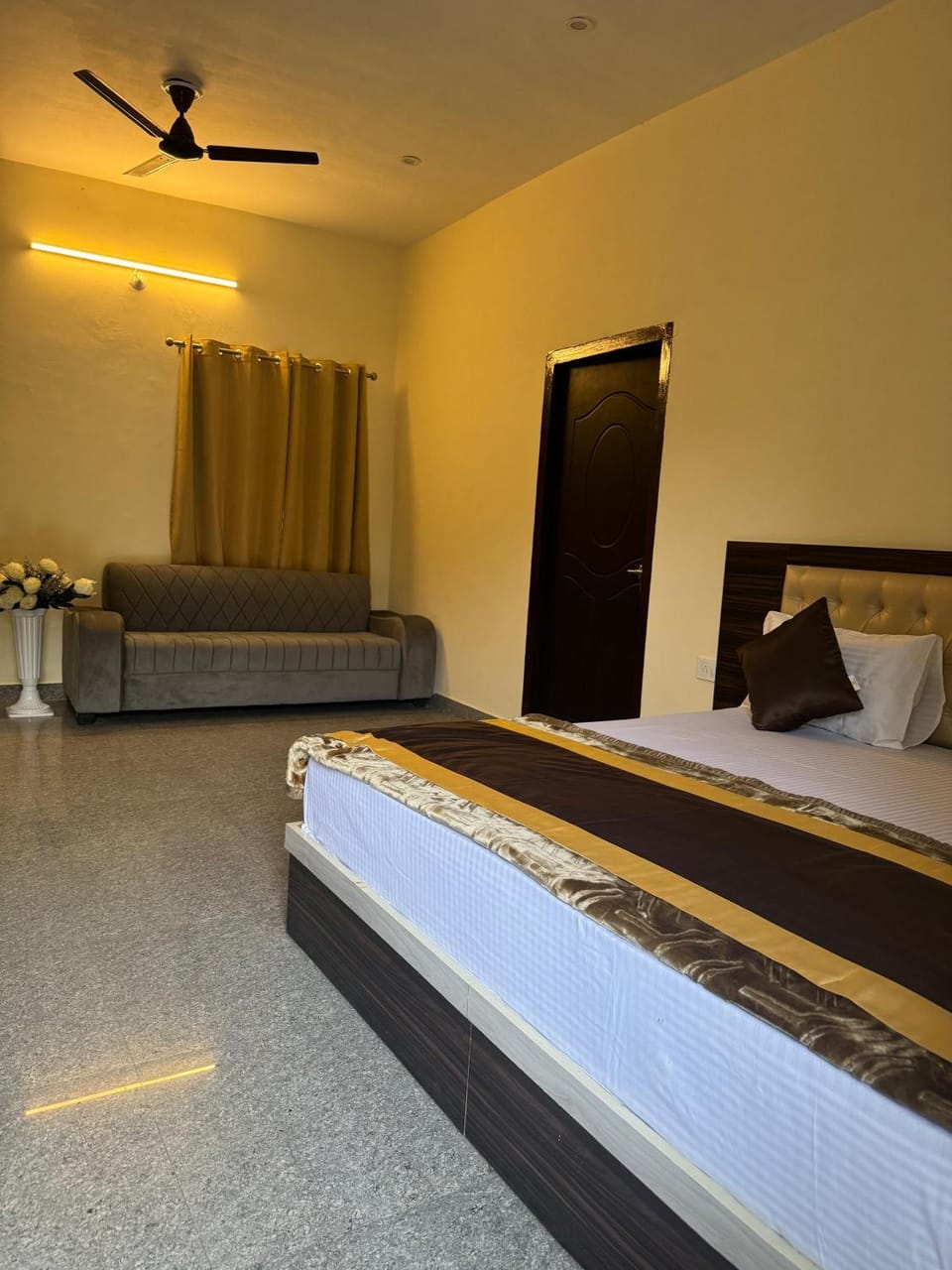 Zest Premium Bed and Breakfast in New Delhi
