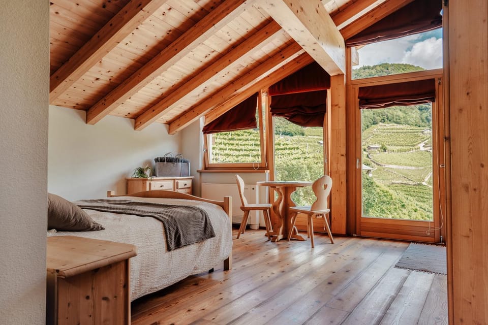 Bed, Natural landscape, Living room, Photo of the whole room, Seating area, Dining area, Bedroom