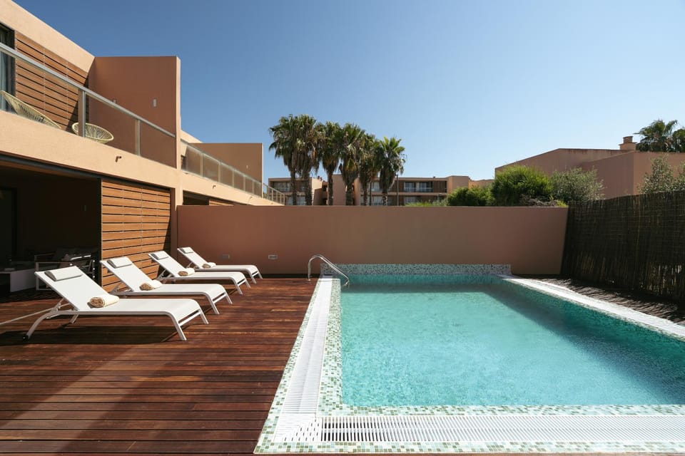 Swimming pool, sunbed