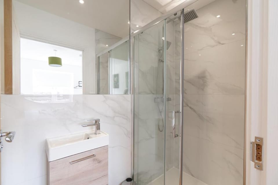 Sleek & Cozy 2BR Apartment for Your Stay # 3 Apartment in Charnwood