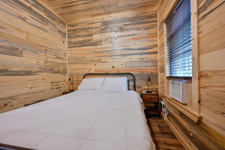 Bed, Photo of the whole room, Bedroom, air conditioner