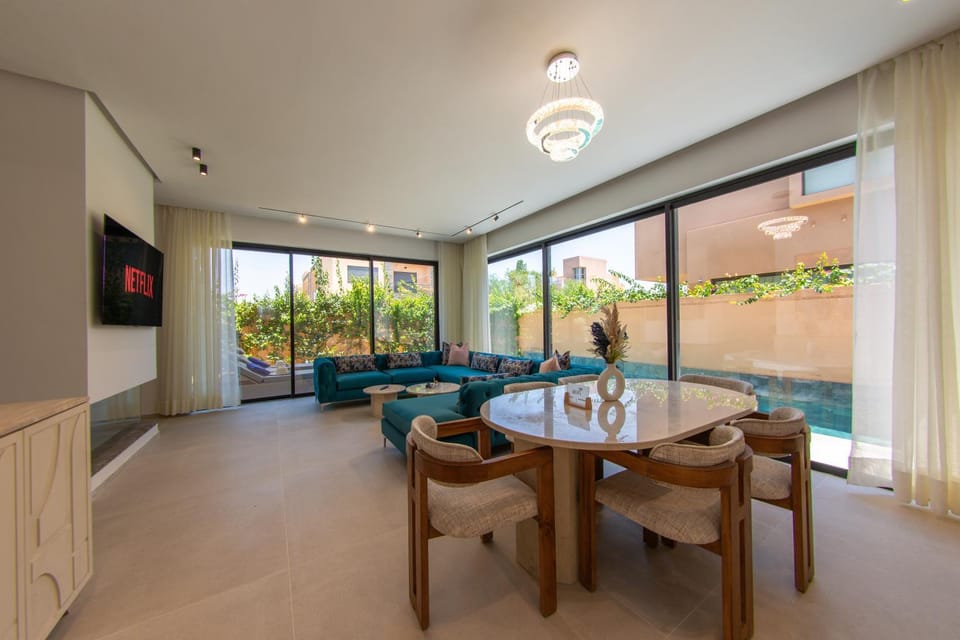 TV and multimedia, Living room, Dining area